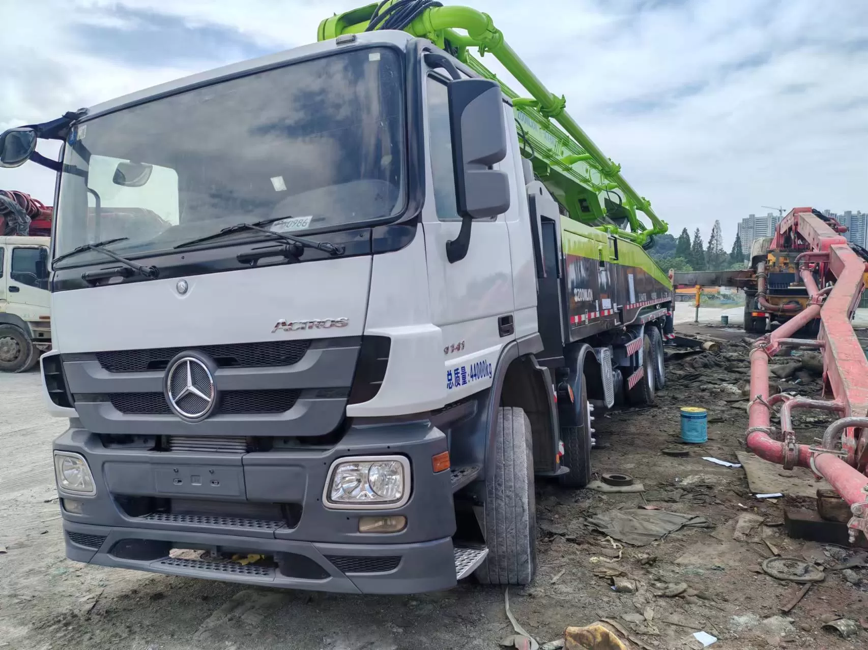 2012 zoomlion 56m boom pump truck- հեծյալ բետոնե պոմպ ավտոմեքենա benz շասսիի վրա